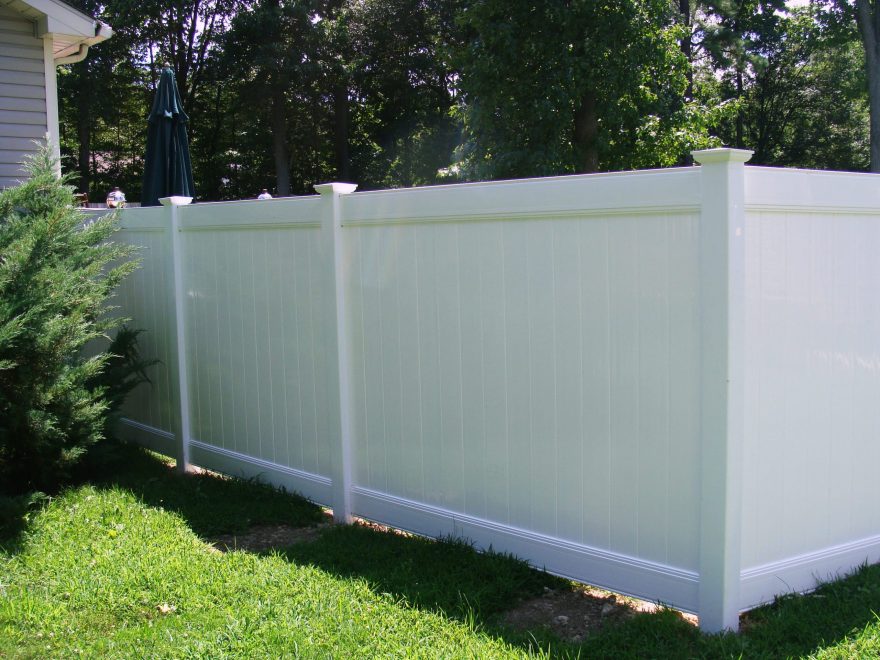 1 solid white vinyl privacy fence 3