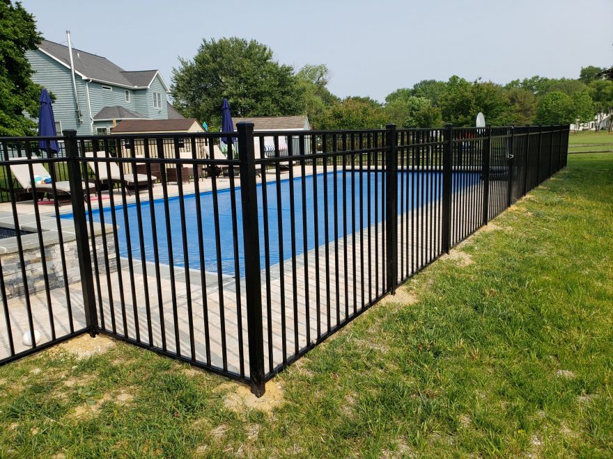 3-Rail Flat Top Ascot Style Black Aluminum Pool Code Fence (5)