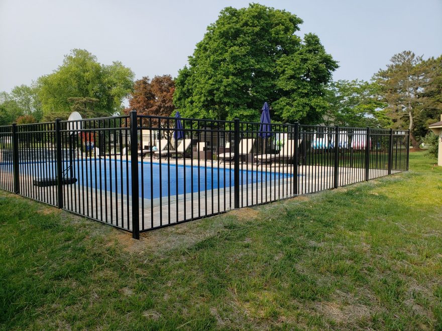 3-Rail Flat Top Ascot Style Black Aluminum Pool Code Fence (6)