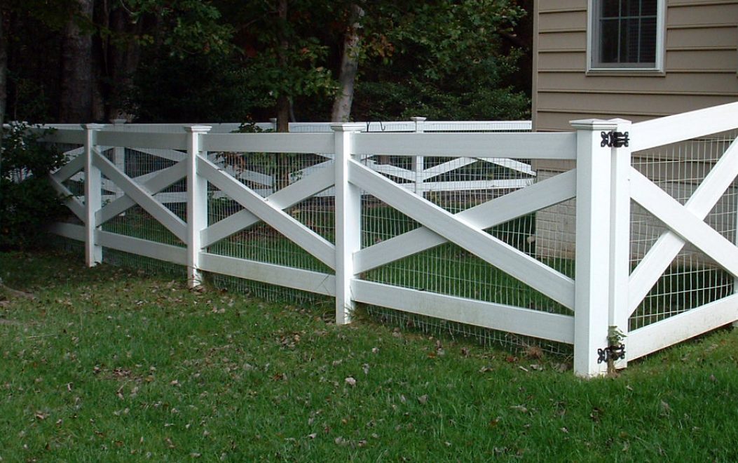 4 POST & RAIL - CROSSBUCK RAIL WHITE WITH WHITE MESH NEW ENGLAND POST CAP Vinyl