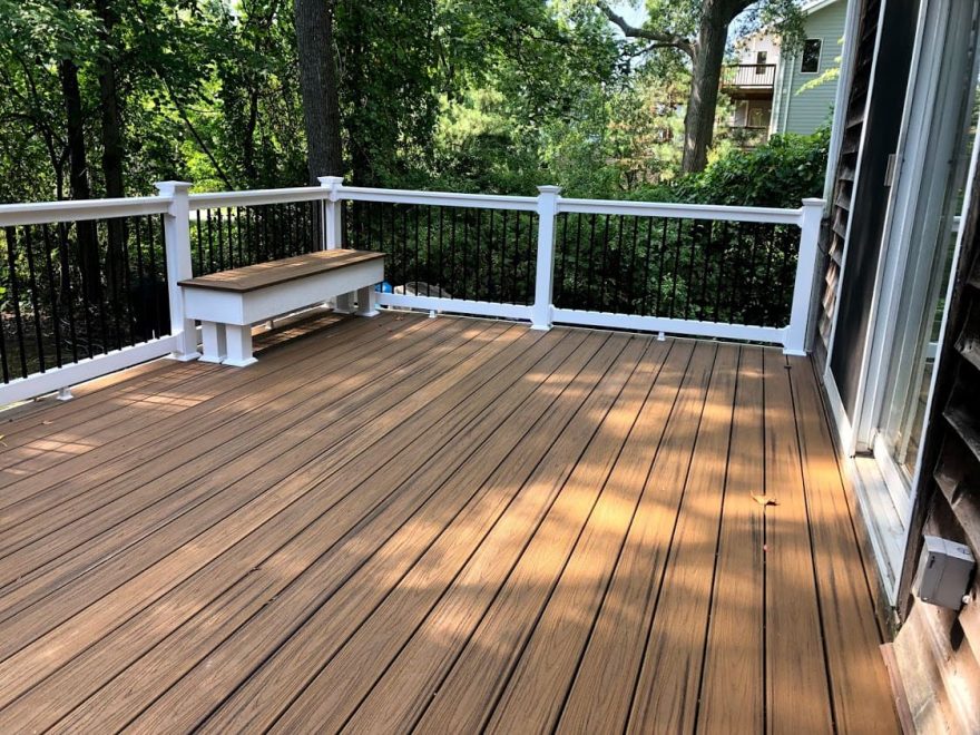 Trex Tanscend Havana Gold Decking with White Washington Vinyl Railing with Black Round Aluminum Balusters + matching bench