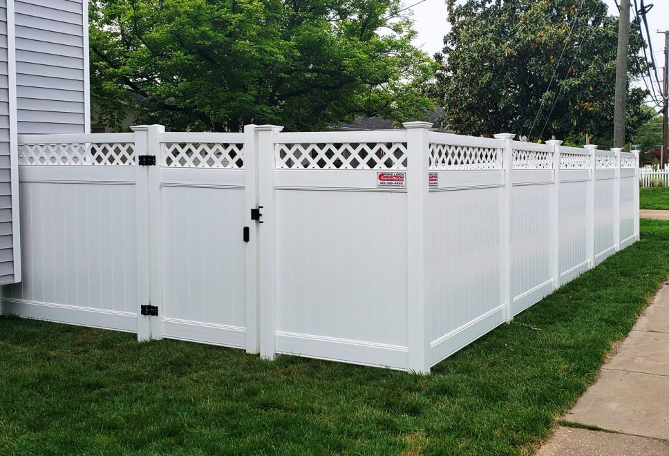 White Vinyl Privacy Fence with Lattice Topper and Single Walk Gate